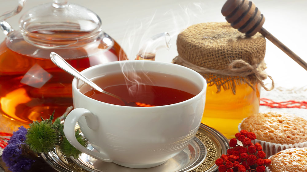 Konvička a hrnek s horkým čajem a sklenka medu_03