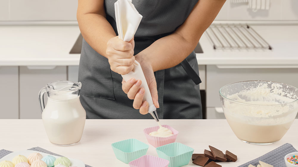 Žena připravuje dezert z ušlehané šlehačky_02