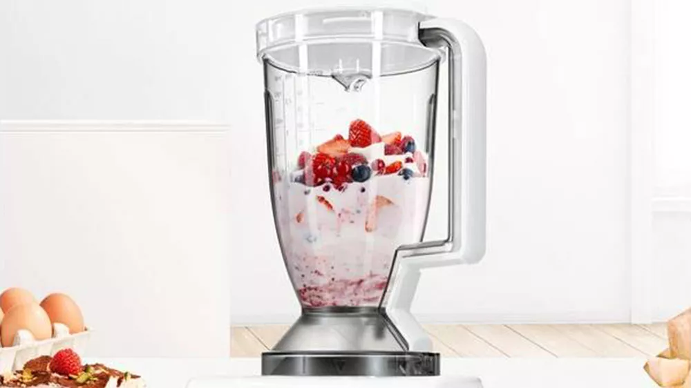 Čerstvá jahodová smoothies ve skleničkách_03