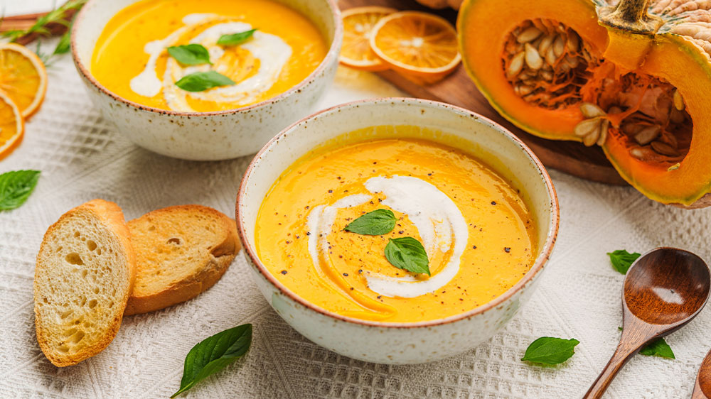 Krémová polévka z dýně v miskách_04