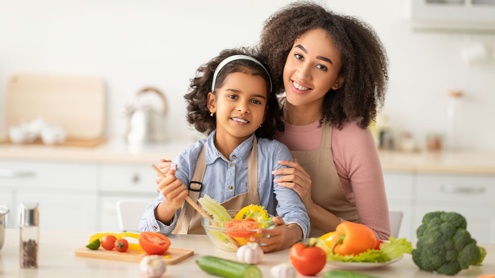 Žena s dcerou krájí ovoce do mixéru_05