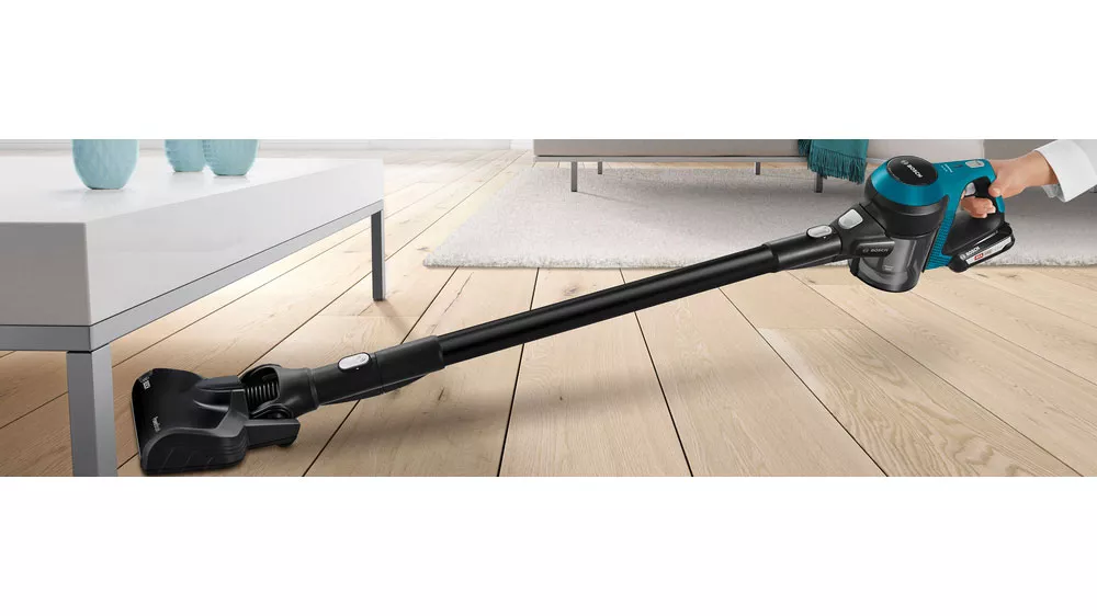 Vysávání pod gaučem vysavačem BOSCH BBS611MAT_04
