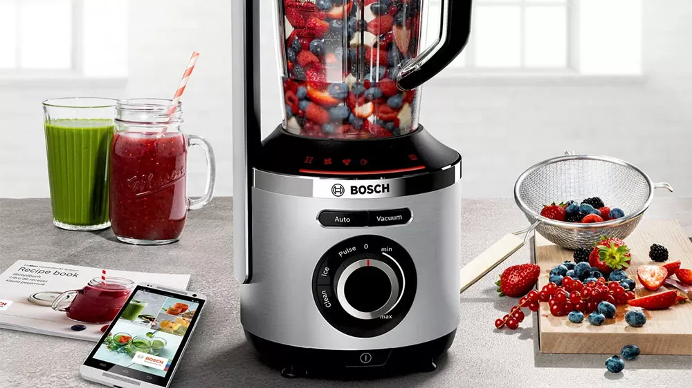Stoln&iacute; mix&eacute;r Bosch VitaPower Serie 8 MMBV622M naplněn&yacute; ovocem_04