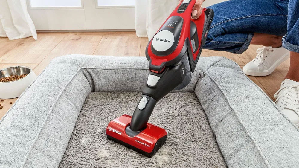 Tyčový aku vysavač Bosch BBS8214PET vysávání pelechu_02