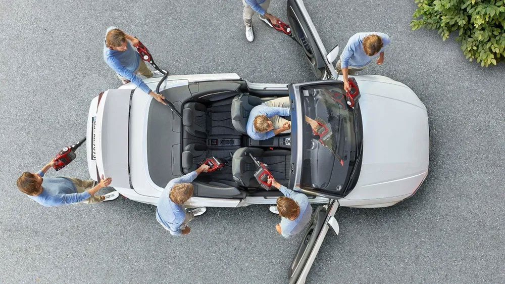 Tyčový aku vysavač Bosch BBS8214PET úklid auta_05