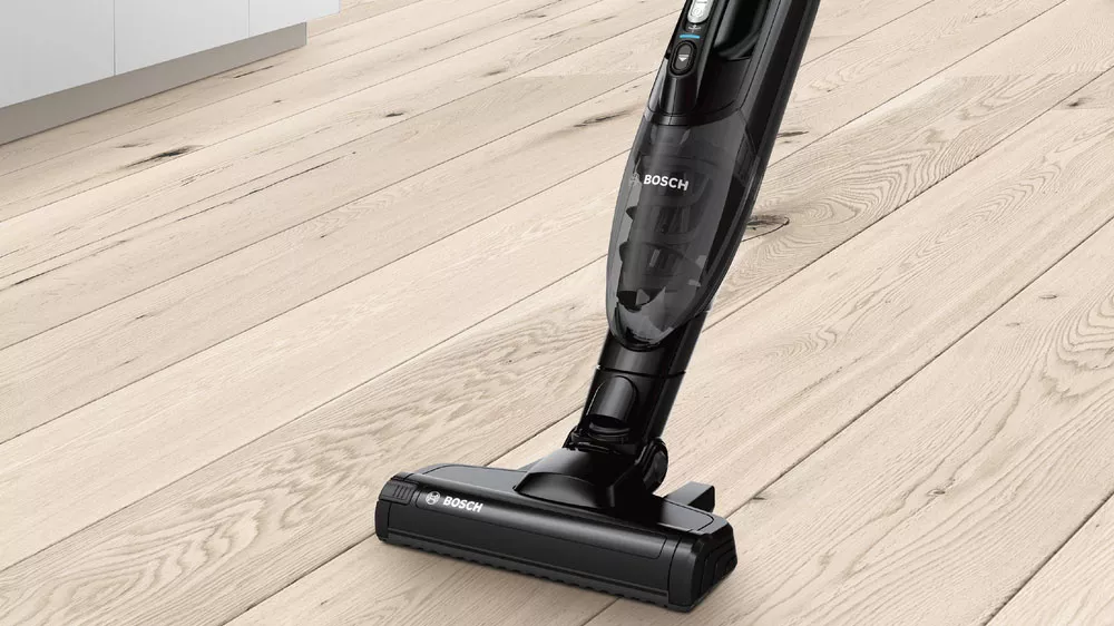 Vys&aacute;v&aacute;n&iacute; tvrd&eacute; podlahy vysavačem BOSCH BCHF216B_04