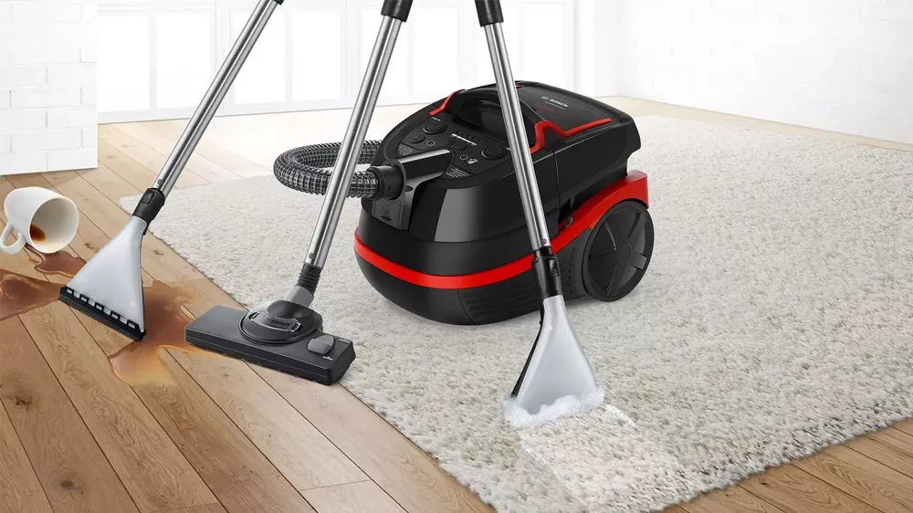 Bohatá sada dodávaného příslušenství, specializovaných hubic na mokré čištění a mechanického turbo kartáče pro vysavač Bosch