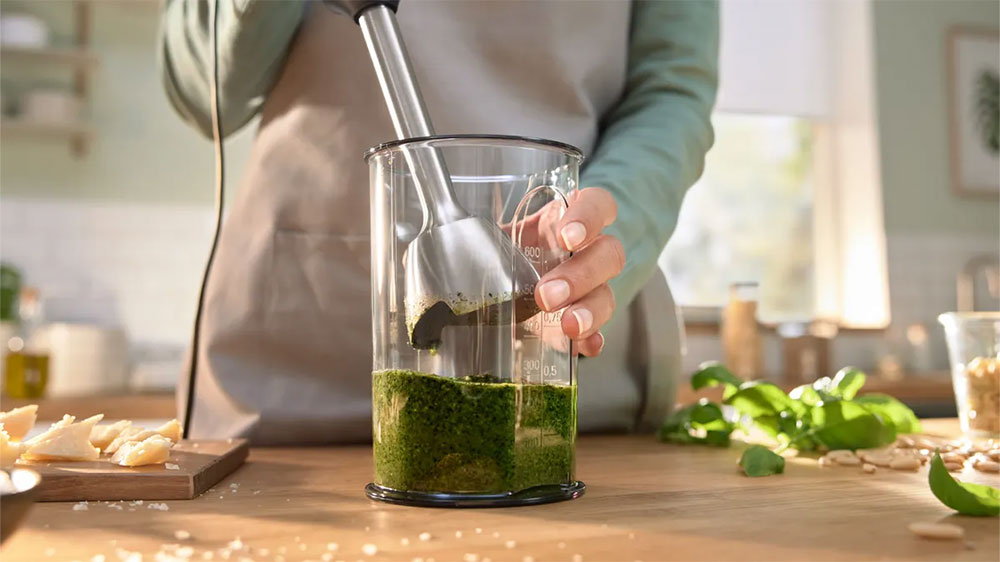 Tyčový mixér Bosch MSM4W210 a mixovací nádoba s rozmixovanou zeleninou EW_02