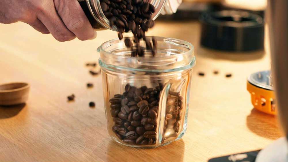 Člověk sypající kávu do mlýnku 3v1 Bosch MUZS68CG_02