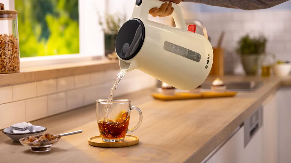 Žena vař&iacute; čaj s konvic&iacute; Bosch TWK1M127_02