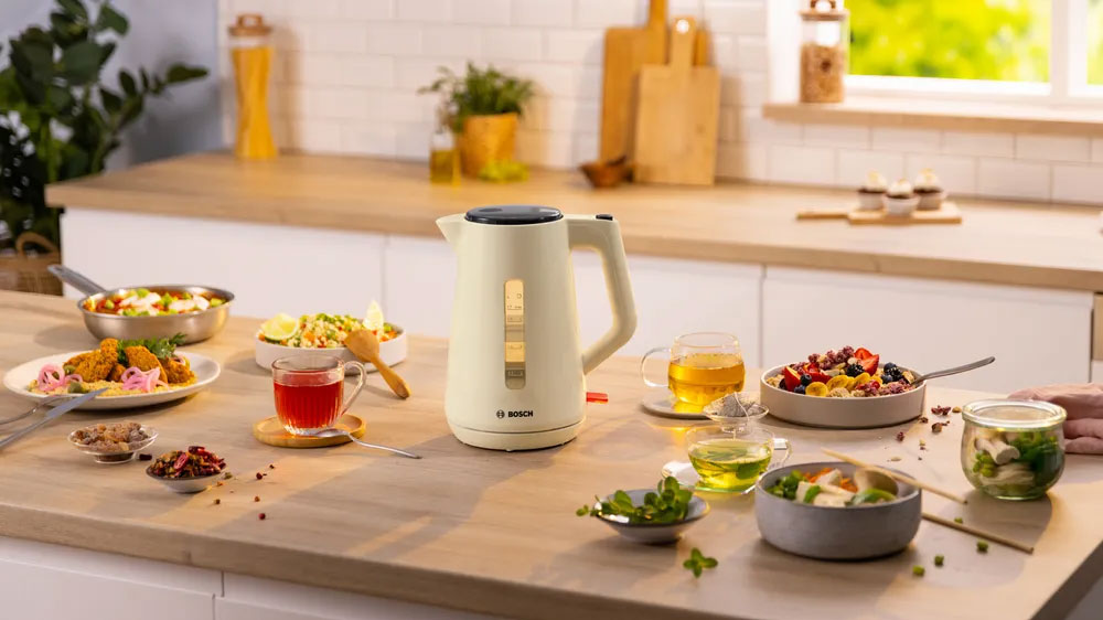 Konvice Bosch TWK1M127 s j&iacute;dlem na kuchyňsk&eacute; lince_03