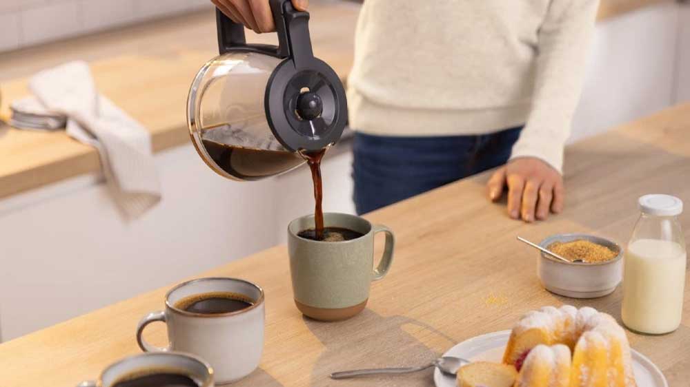 Nalévání kávy z kávovaru Bosch TKA2M114 MyMoments_02