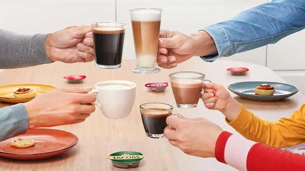 Pět rukou drží pět různých horkých nápojů_02