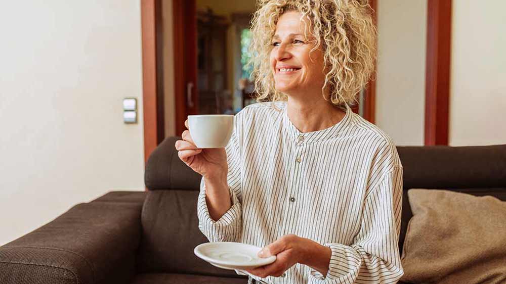 Usmívající se žena se šálkem kávy v ruce_04