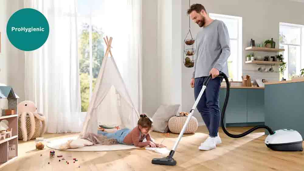 Muž vysává s vysavačem Bosch BGL41HYG2H ProHygienic, a holčička si čte_04