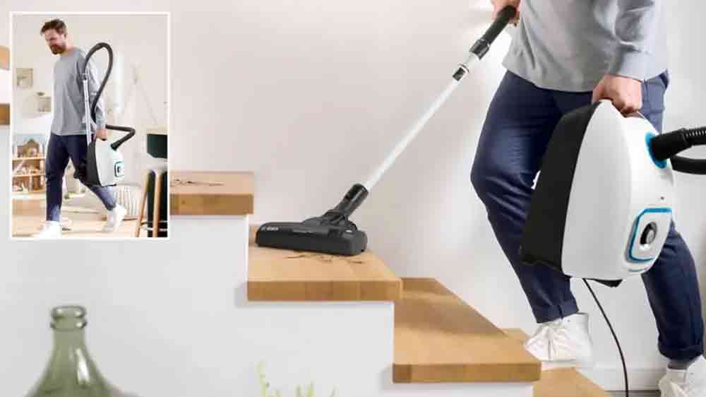 Muž vysává schody s vysavačem Bosch BGL41SIL1H ProSilence, bílý_03