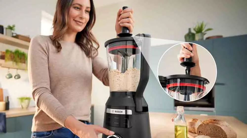 Žena používá stolní mixér Bosch MMB6654B_04