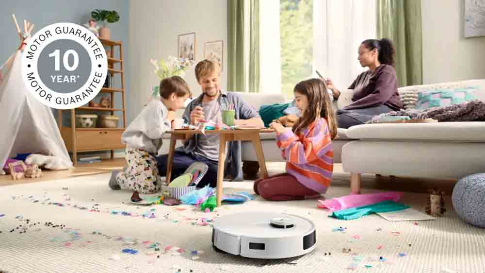 Rodina se bav&iacute; v ob&yacute;v&aacute;ku, kde ukl&iacute;z&iacute; robotick&yacute; vysavač Bosch Spotless BCRC1W_02