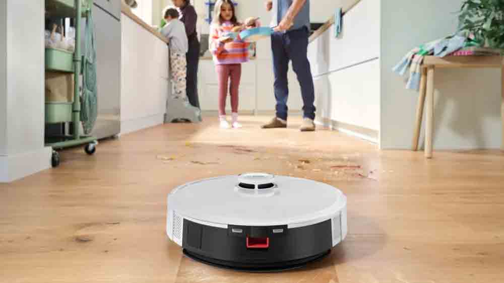 Rodina v kuchyni a v popřed&iacute; robotick&yacute; vysavač Bosch Spotless Advanced BCRC2W_02
