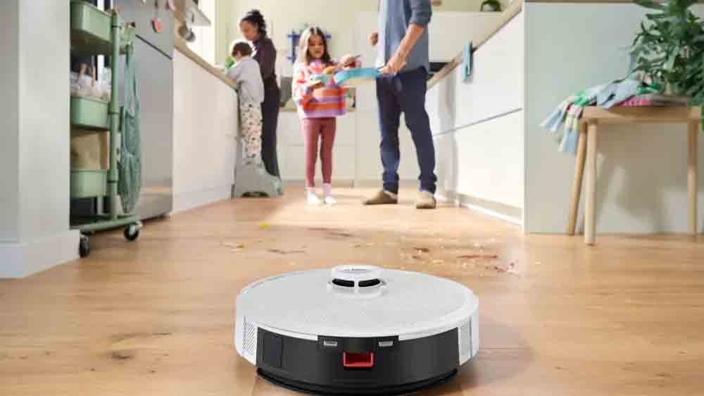Rodina v kuchyni a v popřed&iacute; robotick&yacute; vysavač Bosch Spotless + BCRD1W_02