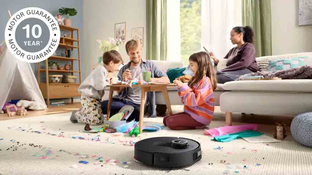 Rodina v ob&yacute;v&aacute;ku a v popřed&iacute; robotick&yacute; vysavač Bosch Spotless_02