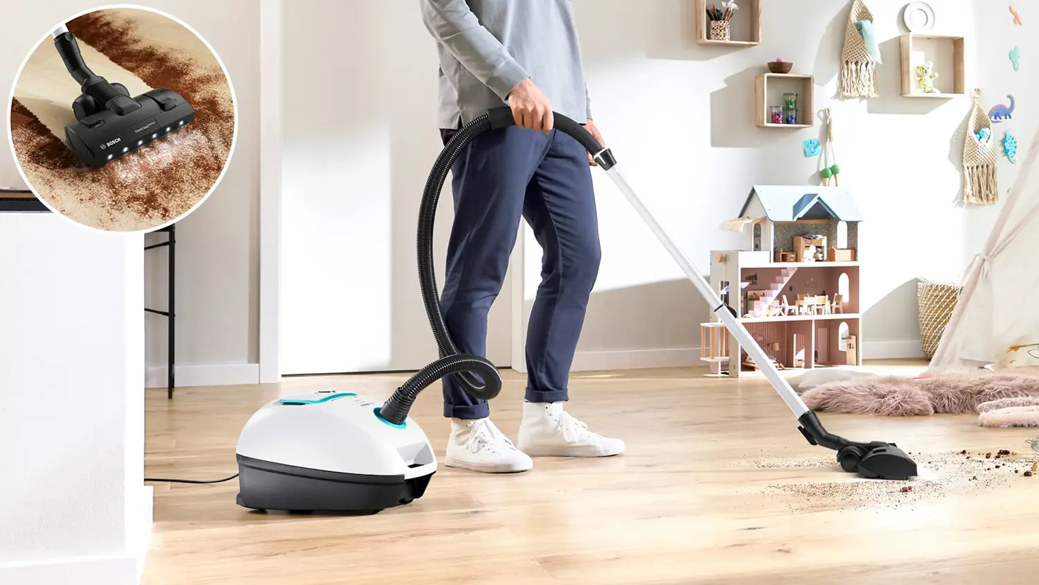 &Uacute;klid nečistot podlahov&yacute;m vysavačem Bosch ProHygienic BGL41HYG0L
