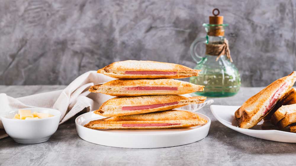 Trojuholníkové toasty vyskladané na seba na tanieriku_03