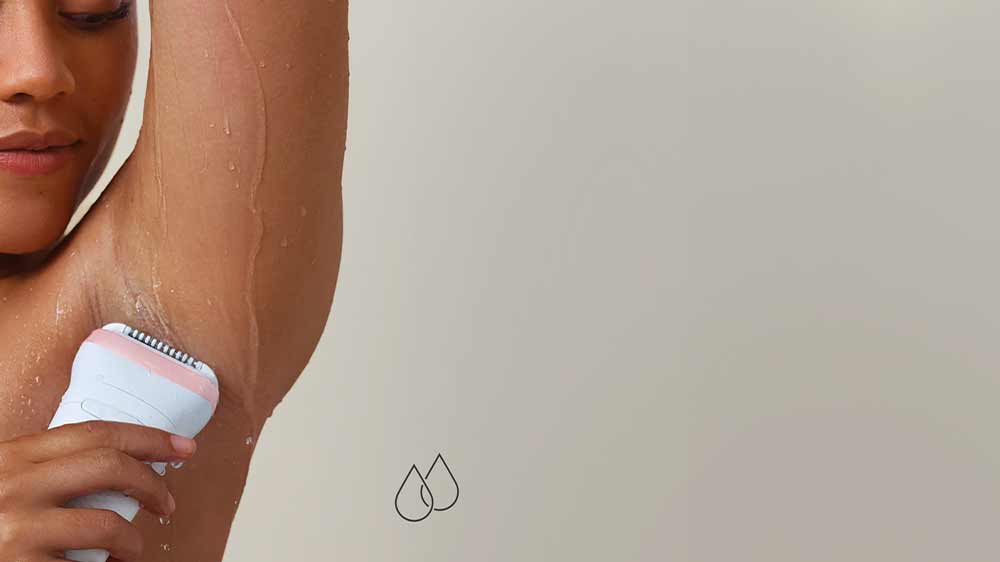 Žena si epiluje podpaží ve sprše_03