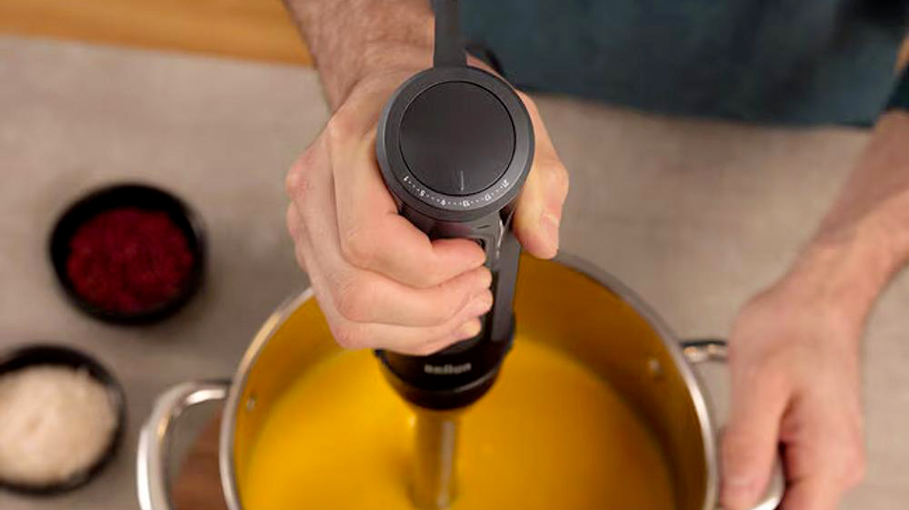 Tyčový mixér Braun MQ 50.202.M při mixování omáčky v hrnci_02