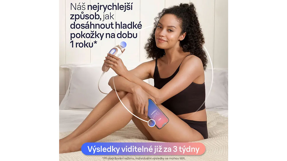 Žena používá IPL epilátor Braun Smart Skin i·expert PL7253 a ve smartphonu má aplikaci Braun Skin i·expert IPL_02