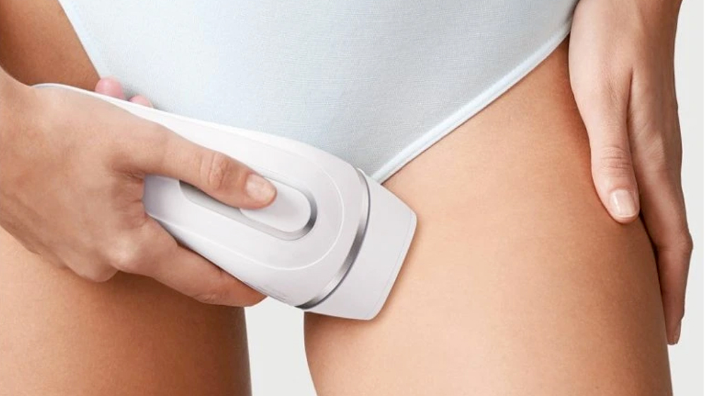 Žena si ošetřuje třísla IPL epilátorem Braun Silk·expert Pro 3 PL3020_02