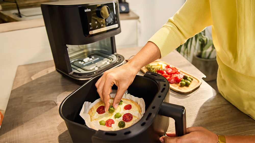 Koláč připravený na upečení v horkovzdušné fritéze Braun 2v1 MultiFry 5 HF5050IBK_03