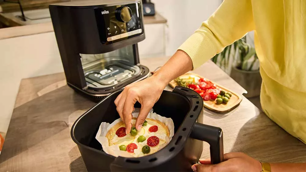 Koláč pripravený na upečenie v teplovzdušnej fritéze Braun 2v1 MultiFry 5 HF5050IBK_03