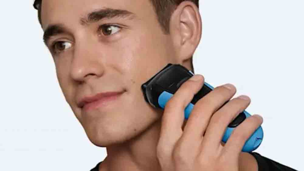 Muž v troch pozíciách sa holí s holiacim strojčekom Braun Series3 310_02