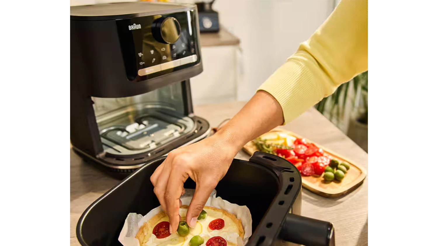 Žena připravuje jídlo ve fritéze Braun MultiFry 5 HF5054IBK