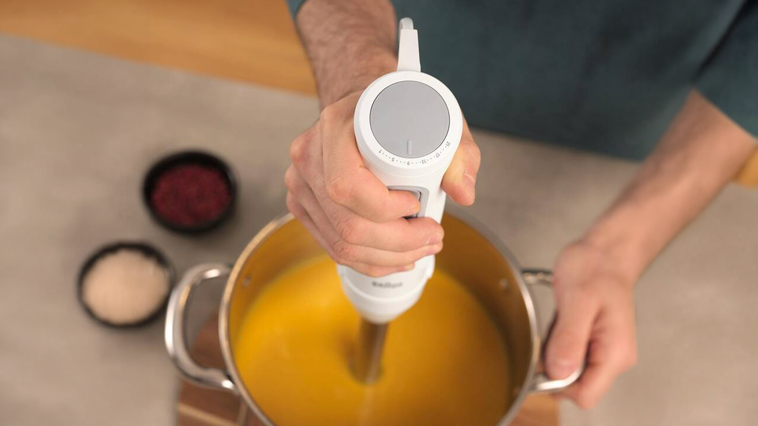 Muž vyb&iacute;r&aacute; z 21 rychlost&iacute; při mixov&aacute;n&iacute; pyr&eacute;