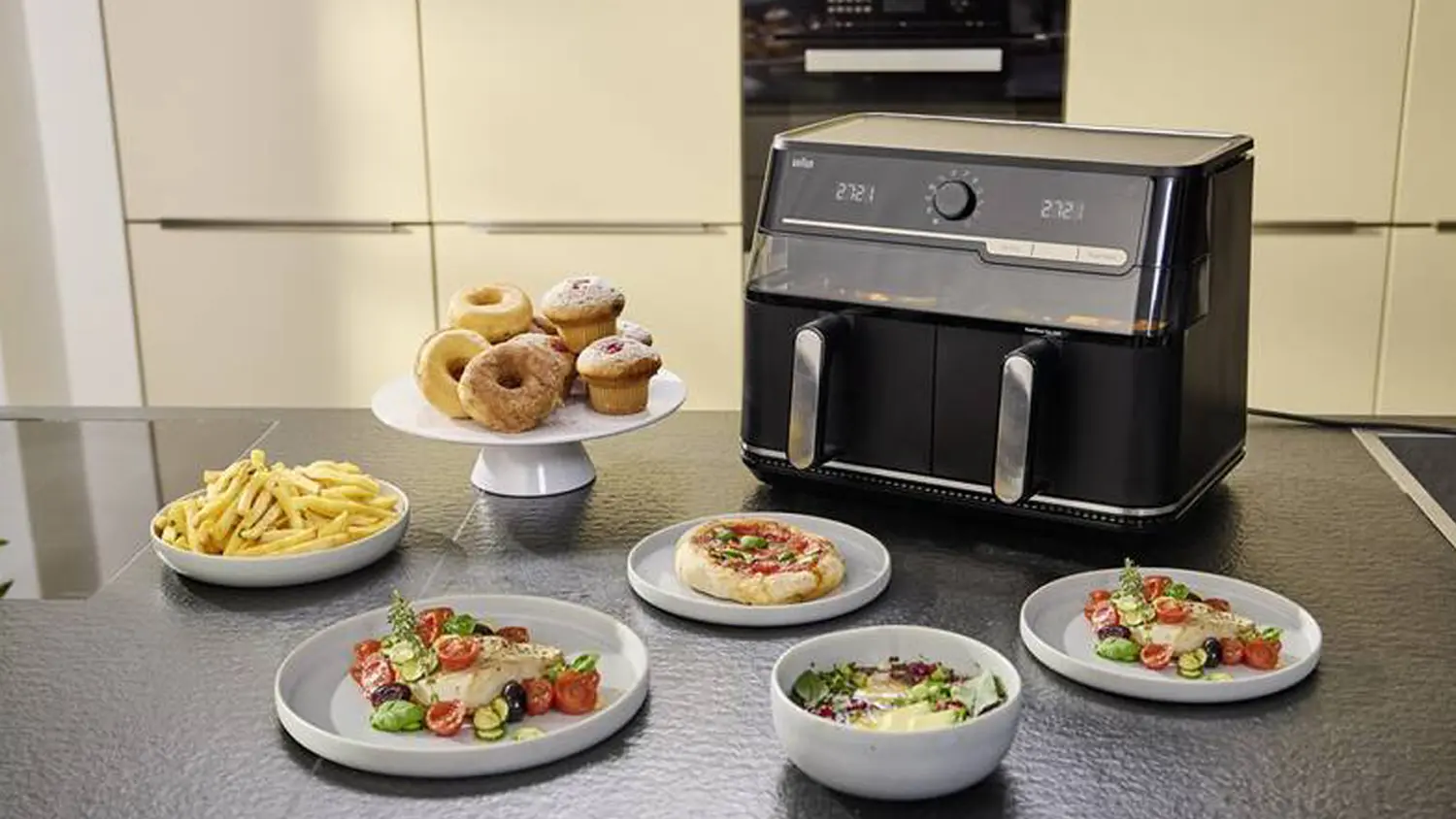 Fritéza Braun TwinCook 5 TD5053 s množstvím hotového jídla na lince