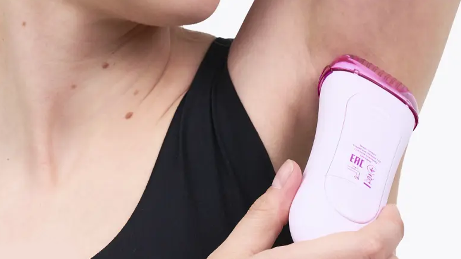 Žena si hol&iacute; podpazu&scaron;ie epil&aacute;torom Braun LS 5100
