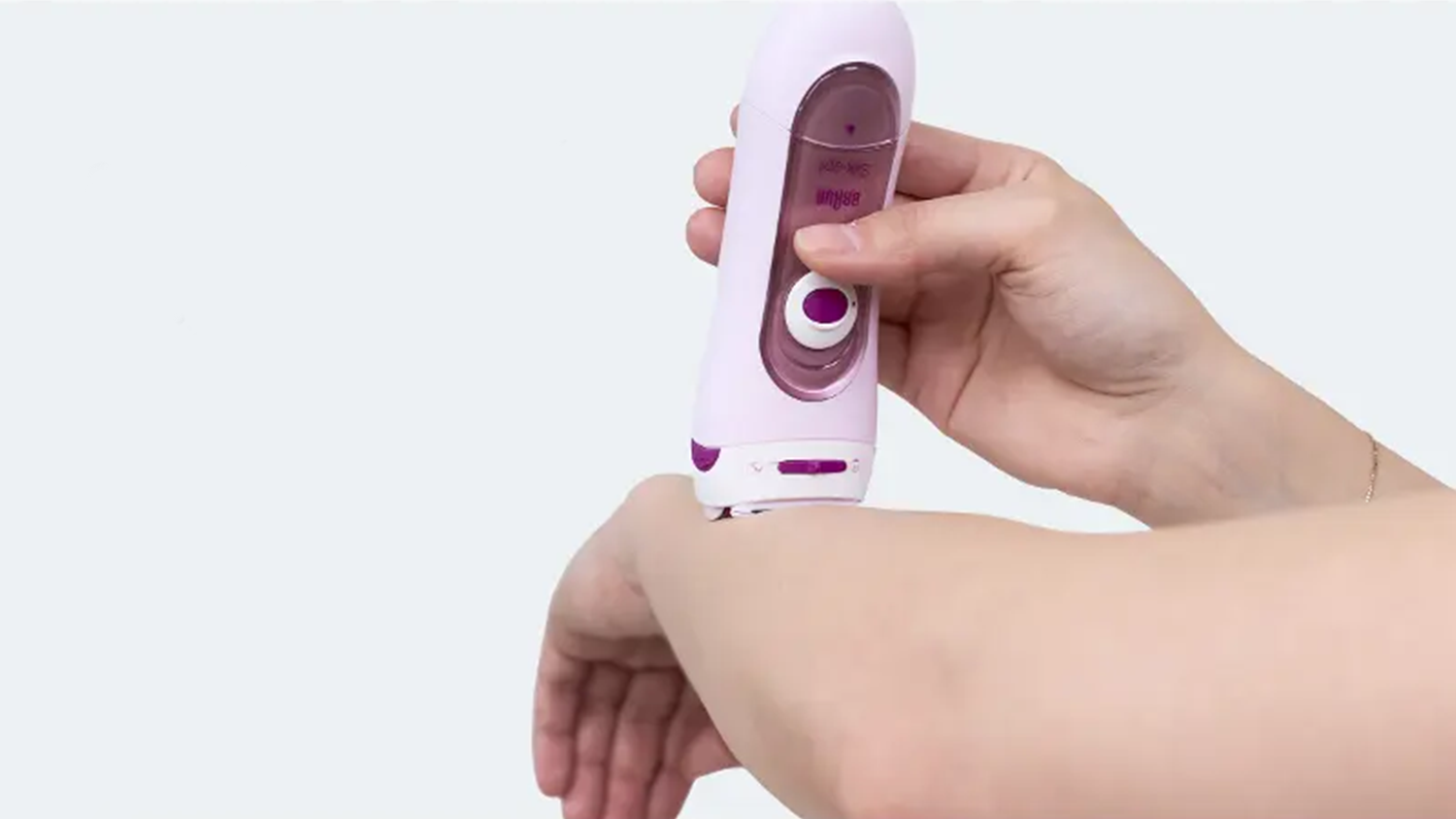 Žena si hol&iacute; ruky epil&aacute;torom Braun LS 5100