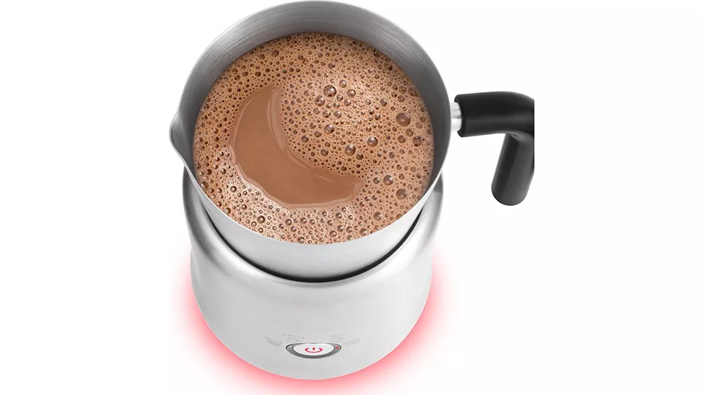Hork&aacute; čokol&aacute;da v napěňovači Catler MF 610_02