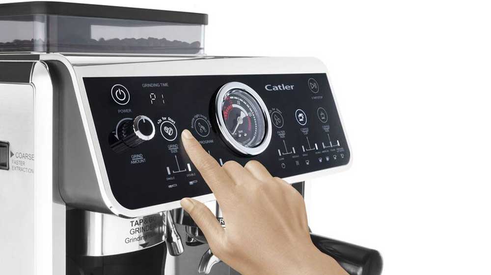 Ženská ruka nastavující parametry na ovládacím panelu pákového kávovaru Catler espresso maker ES 910_01
