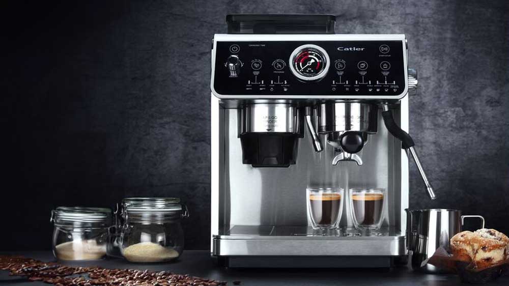 Pákový kávovar Catler espresso maker ES 910 se 2 šálky kávy, cukřenkou, koláčem a konvičkou na latte art na desce stolu_03