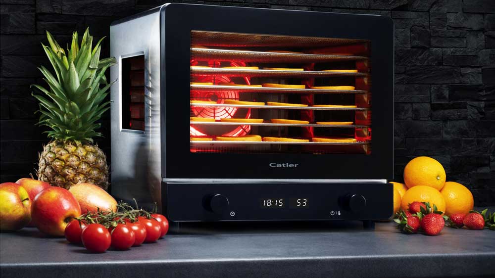 Pohled na zapnutou sušičku ovoce, ve které svítí infračervené světlo_02