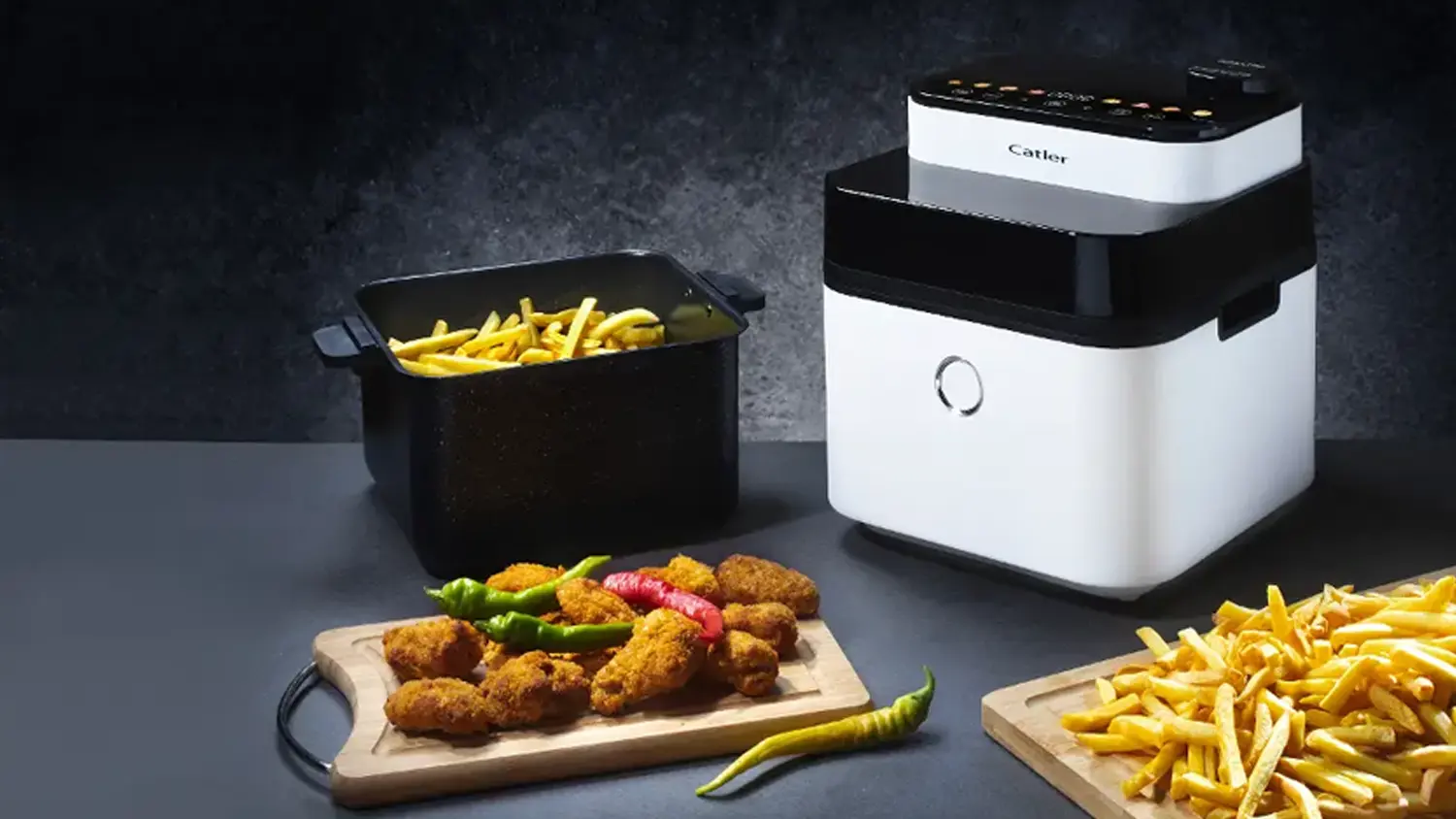 Horkovzdušná fritéza Catler AF 500 na černém pozadí