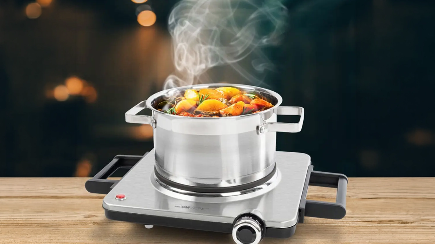 Hrnec s j&iacute;dlem na vařiči Clatronic EKP 3788 v kuchyni