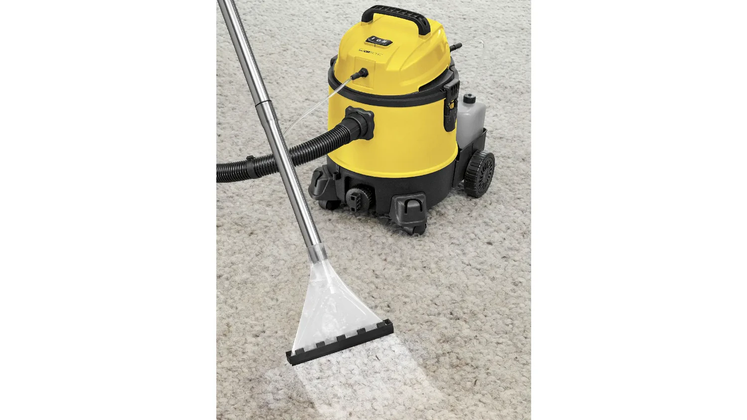 Čištění koberců víceúčelovým vysavačem Clatronic BSS 1309