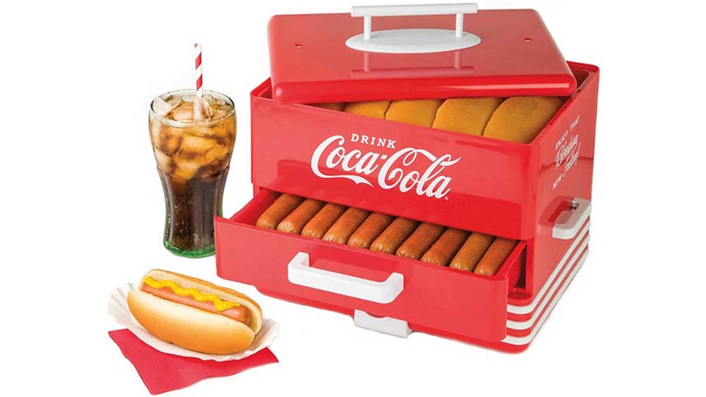 Naplněný hotdogovač párky s jedním připraveným párkem na ubrousku_03