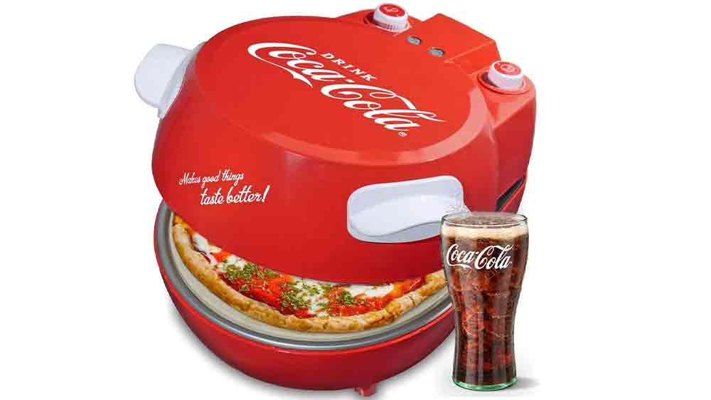 Pizza pec Coca-Cola SPM-800CC s nápojem coca-cola vedle sebe_03