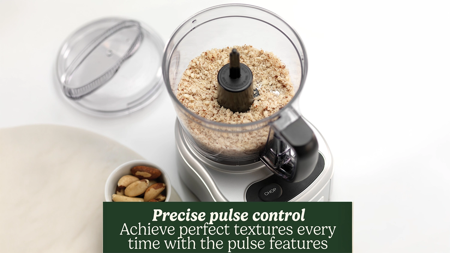 Food processor Cuisinart ECH4PE s rozdrcenými ořechy uvnitř