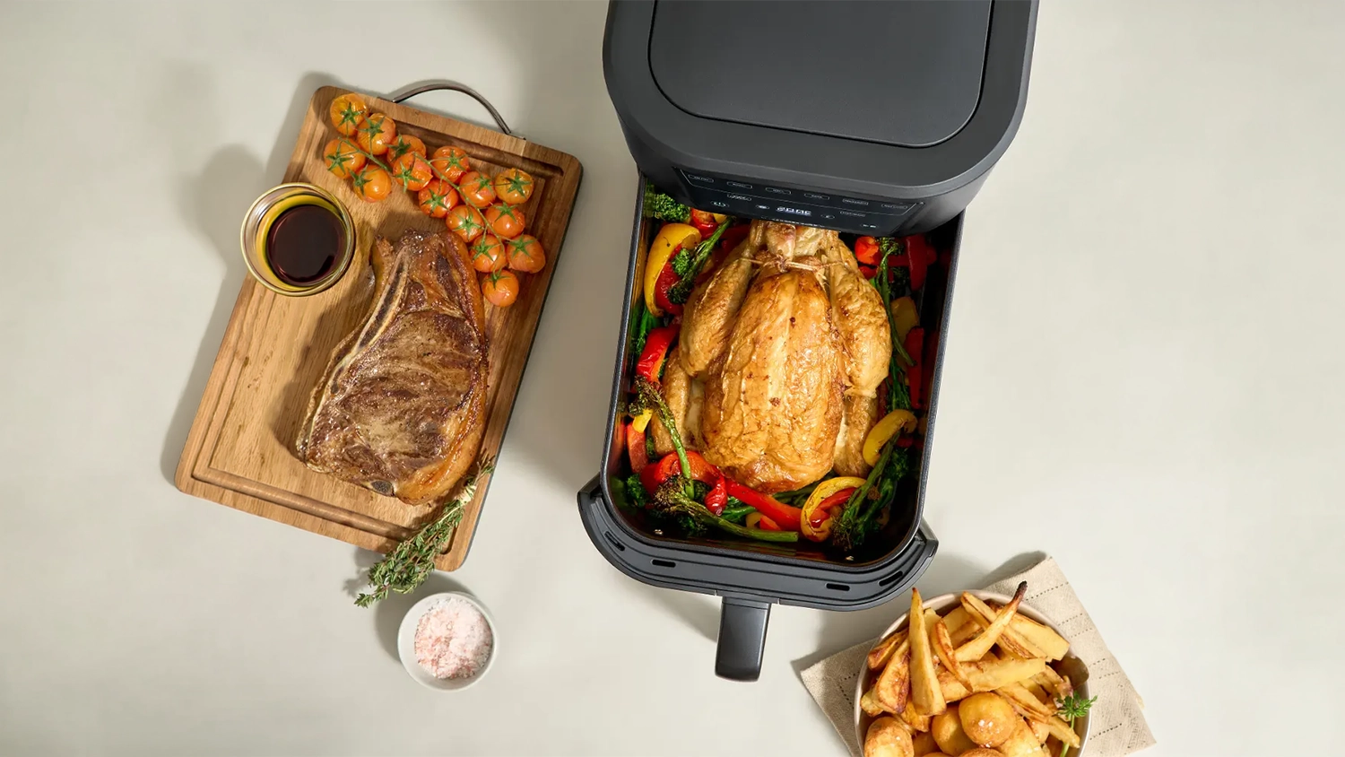 Horkovzdušná fritéza Cuisinart AFS8OBLE s celým kuřetem uvnitř